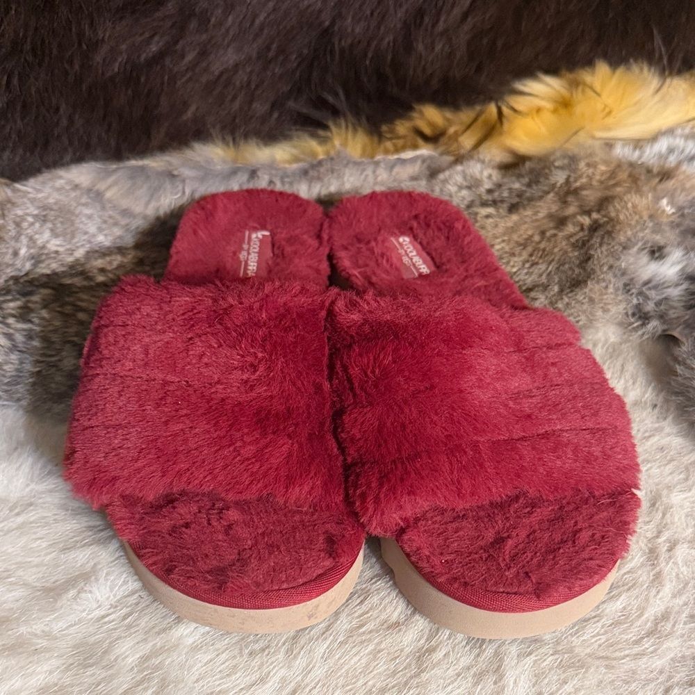 Koolaburra Burgundy Fuzzy Slippers 9 (4090)